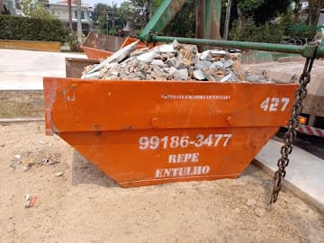 Caixa coletora cheia de entulho de obra