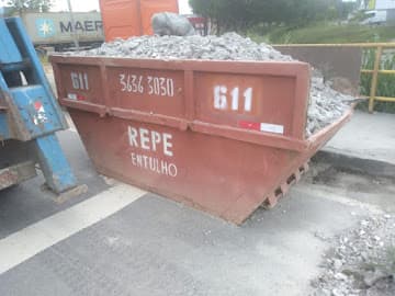 Caixa carregada de concreto e resíduo de demolição