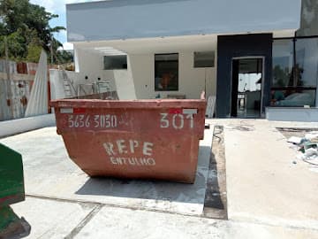 Caixa coletora posicionada em frente a residência em construção